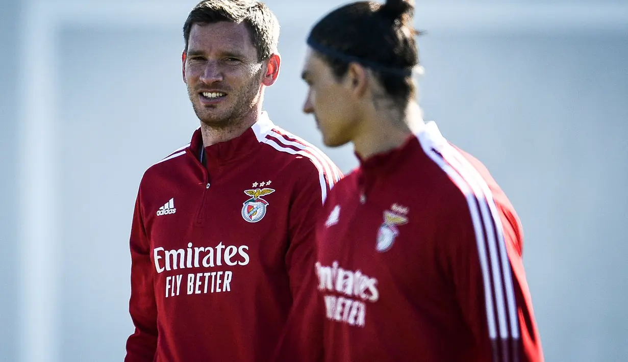 Bek Benfica, Jan Vertonghen (kiri) dan penyerang Darwin Nunez mengikuiti sesi latihan di tempat latihan Kampus Benfica di Seixal dekat Lisbon (22/2/2022). Benfica akan bertanding melawan melawan Ajax pada leg pertama babak 16 besar Liga Champions di Estadio da Luz. (AFP/Patricia De Melo Moreira)