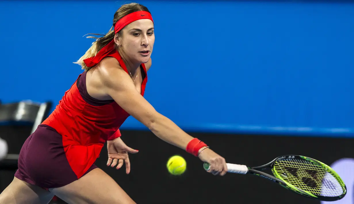 Petenis Belinda Bencic mengembalikan bola pukulan petenis AS, Serena Williams selama pertandingan tunggal putri sesi keenam hari keenam turnamen tenis Piala Hopman di Perth (3/1). Belinda Bencic asal Swiss berusia 21 tahun. (AFP Photo/Tony Ashby)
