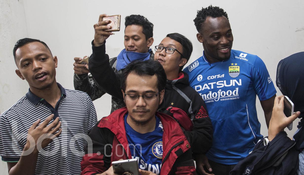 Para wartawan mengajak bintang Persib Bandung, Michael Essien, melakukan swafoto usai jumpa pers. "Saya datang untuk bobotoh. Saya ingin membantu klub meraih prestasi,” kata Essien. (Bola.com/Vitalis Yogi Trisna)