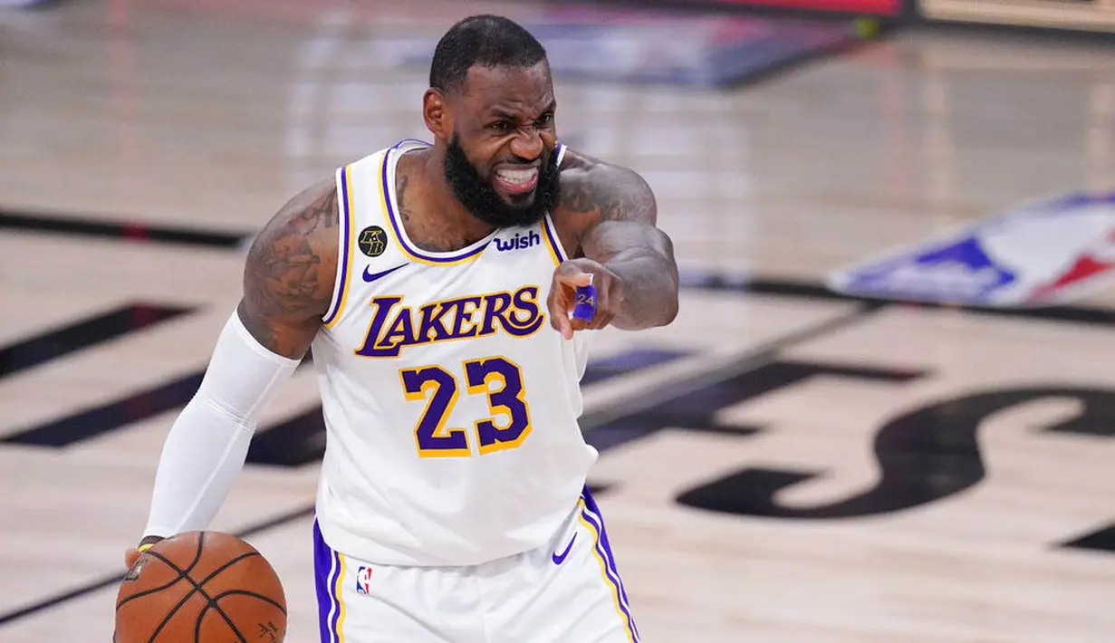 Pebasket Los Angeles Lakers, LeBron James, melakukan selebrasi saat melawan Houston Rockets pada gim kelima semifinal wilayah barat, Minggu (13/9/2020). Lakers menang dengan skor 119-96. (AP Photo/Mark J. Terrill)