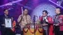 Menkominfo, Rudiantara meresmikan Liga Dangdut Indonesia pada Konser Raya 23 Tahun Indosiar di Jakarta Convention Centre, Kamis (11/1). Peserta Liga dangdut Indonesia berasal dari seluruh Indonesia mewakili 34 provinsi. (Liputan6.com/Helmi Fithriansyah)