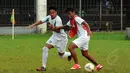 Gelandang Persipura Jayapura, Immanuel Wanggai (kanan) berebut bola dengan rekan setimnya saat berlatih di Lapangan C Senayan, Jakarta, Senin (16/2/2015). (Liputan6.com/Helmi Fithriansyah)
