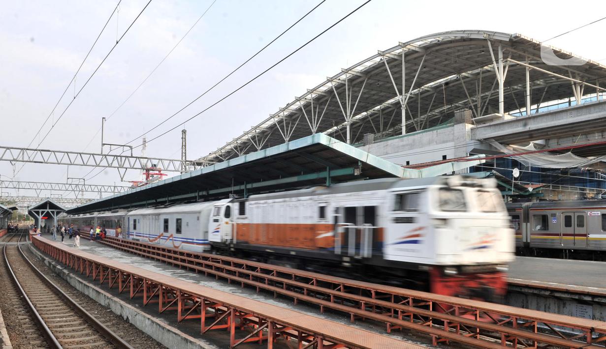 Kereta api melintas di salah satu jalur Stasiun Manggarai, Jakarta, Rabu (9/10/2019). Rencana pemindahan pelayanan KA jarak jauh dari Stasiun Gambir ke Stasiun Manggarai agar kapasitas pengguna KA semakin banyak. (merdeka.com/Iqbal S. Nugroho)
