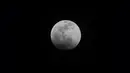 Fenomena supermoon atau bulan super terlihat di langit Los Angeles, Minggu (20/1). Sebagaimana diketahui, Supermoon merupakan fenomena di mana Bulan berada dalam jarak terdekatnya dengan Bumi. (AP/Ringo H.W. Chiu)