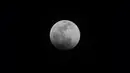 Fenomena supermoon atau bulan super terlihat di langit Los Angeles, Minggu (20/1). Sebagaimana diketahui, Supermoon merupakan fenomena di mana Bulan berada dalam jarak terdekatnya dengan Bumi. (AP/Ringo H.W. Chiu)