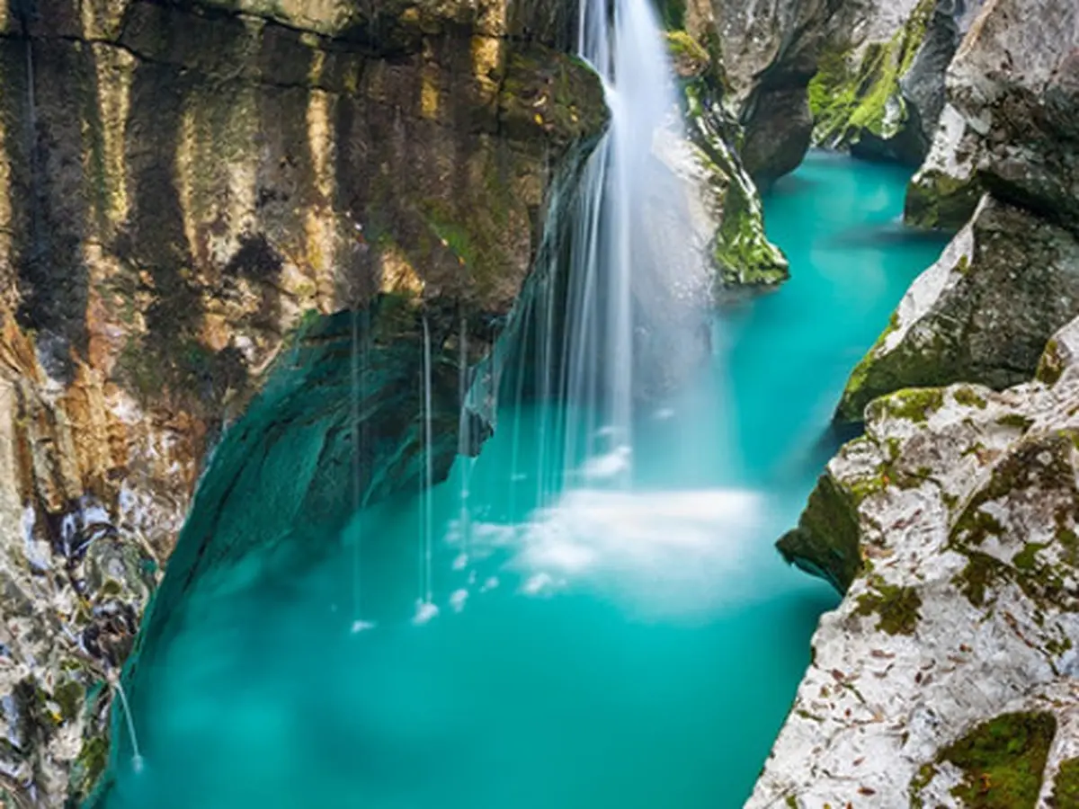 Keindahan Sungai Zamrud Soca di Slovenia - Lifestyle Liputan6.com