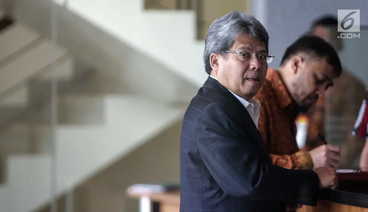 Pengacara Todung Mulya Lubis tiba di Gedung KPK untuk memenuhi pemeriksaan ulang, Jakarta, Jumat (22/12). Todung diperiksa terkait permintaan bantuan hukum oleh obligor BLBI maupun BPPN. (Liputan6.com/Faizal Fanani)