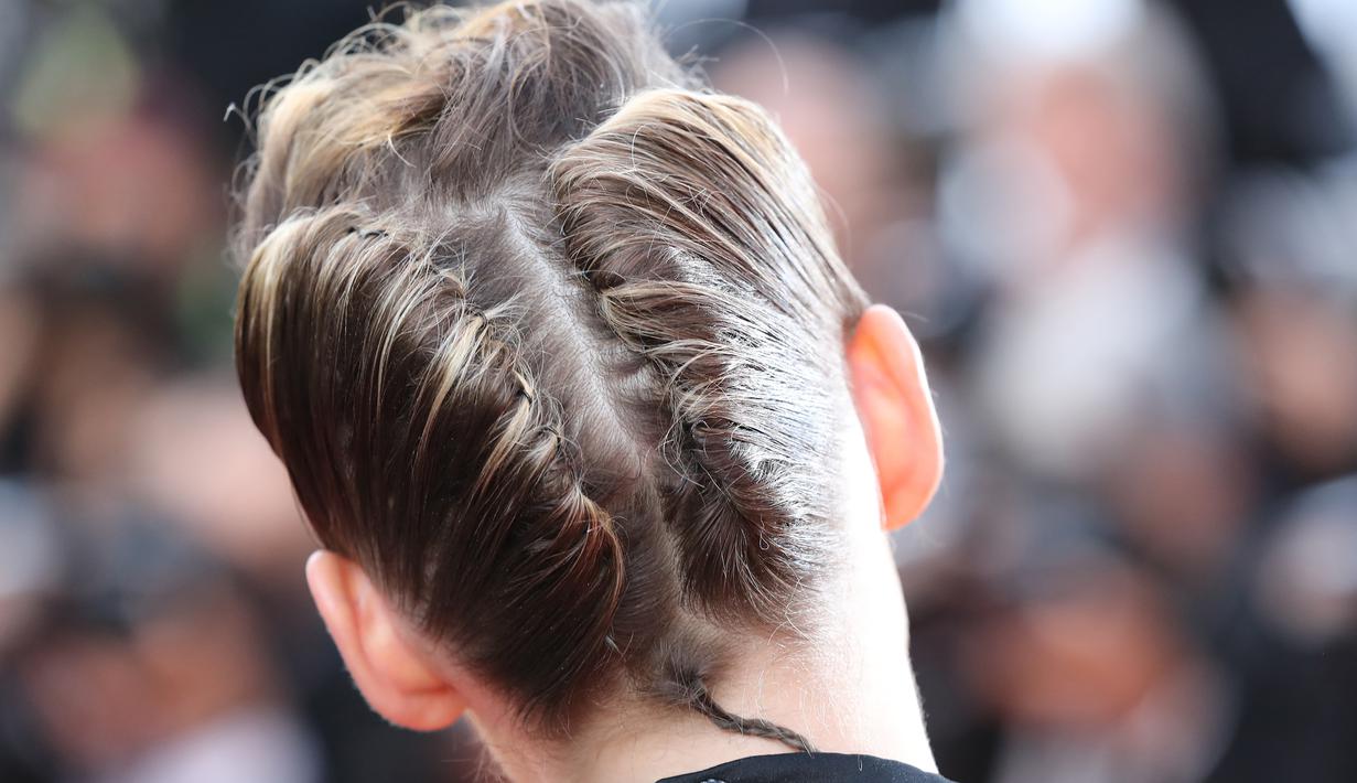 Kristen Stewart menghadiri pembukaan festival film internasional ke-71, Cannes, Prancis, (8/5). Aktris 28 tahun ini tampil dengan rambut seperti quiff reguler dan gumpalan combo di bagian depan. (AFP Photo/Valery Hache)