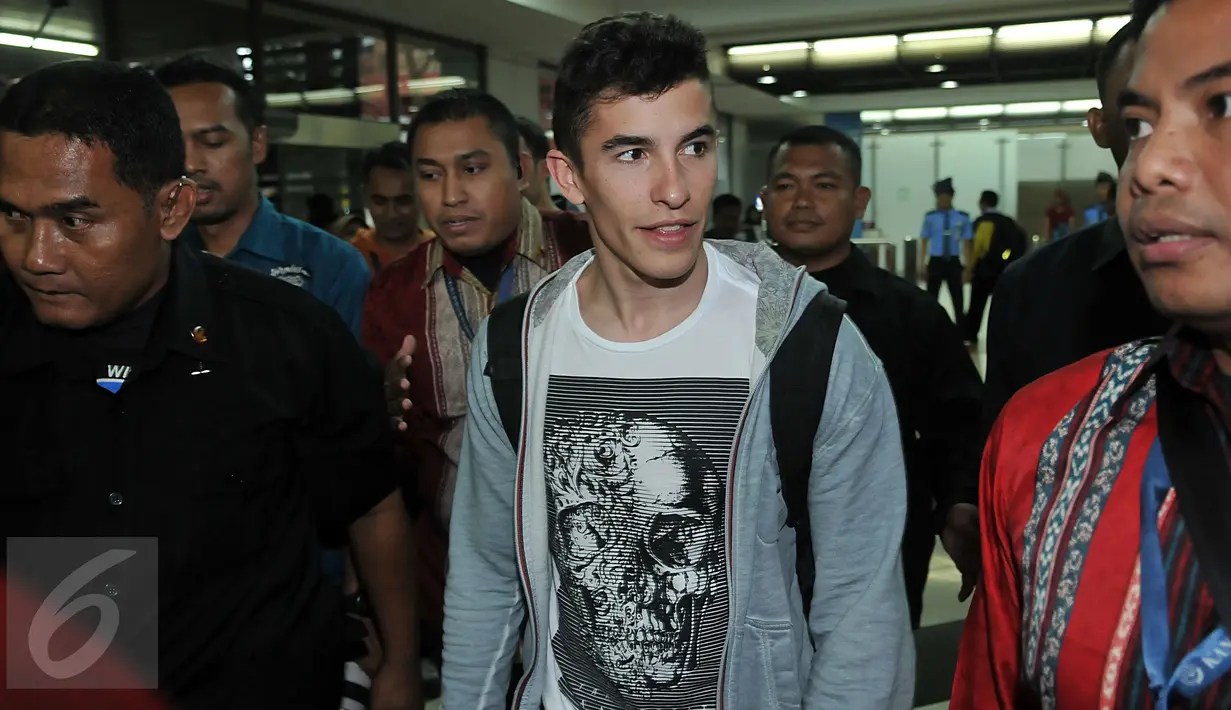 Pebalap asal Spanyol, Marc Marquez mendapat pengawalan ketat saat tiba di Bandara Soekarno-Hatta, Tangerang, Jumat (12/2/2016). Marquez datang untuk acara launching tim Repsol Honda di Sirkuit Sentul pada Minggu (14/2) mendatang (Liputan6.com/Johan Tallo)