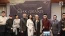 Panitia penyelenggara dan juri kecantikan Miss Grand Indonesia 2018 foto bersama usai keterangan pers di Jakarta, Jumat (6/7). Pemenang kontes kecantikan akan mengikuti Miss Grand Internasional. (Liputan6.com/Faizal Fanani)