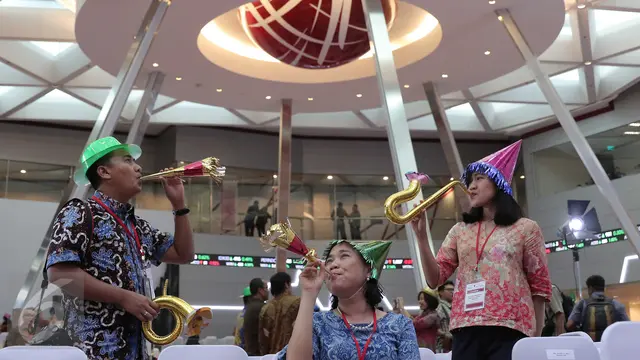 20151230-Penutupan Perdagangan Bursa 2015, Pegawai BEI Tiup Terompet