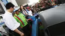 Direktur Pemasaran Pertamina Ahmad Bambang (kedua kiri), Komisaris Utama Pertamina Tanri Abeng (kanan) dan Raline Shah mengisi bahan bakar mobil dalam acara peluncuran konsep SPBU 'Pasti Prima' di Jakarta, Jumat (11/12). (Liputan6.com/Immanuel Antonius)