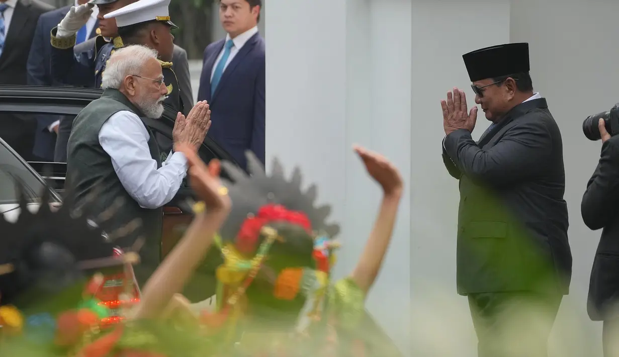 Presiden Prabowo Subianto menyambut Perdana Menteri India Narendra Modi saat tiba di Istana Merdeka, Jakarta, Selasa, 7 Juli 2026. (AP Photo/Achmad Ibrahim)