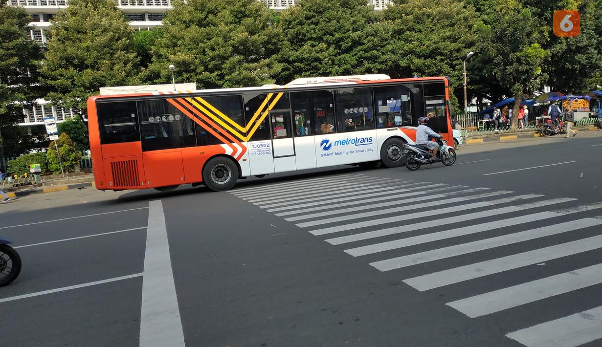 Untuk divisi Metro Trans, Transjakarta juga memiliki armada bus yang menggunakan sasis Mercedes-Benz, yaitu Mercedes-Benz O 500 U 1726. Sasis khusus bus dengan dek rendah ini dilengkapi dengan mesin OM 906 LA yang sanggup menghasilkan tenaga hingga 260Hp dengan torsi mencapai 950Nm