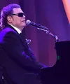 Ronnie Milsap merupakan salah satu musisi tunanetra yang populer. Ia kehilangan penglihatannya karena keturunan, akan tetapi hal tersebut tak menghentikannya sebagai seorang musisi. (RICK DIAMOND/GETTY IMAGES NORTH AMERICA/AFP)
