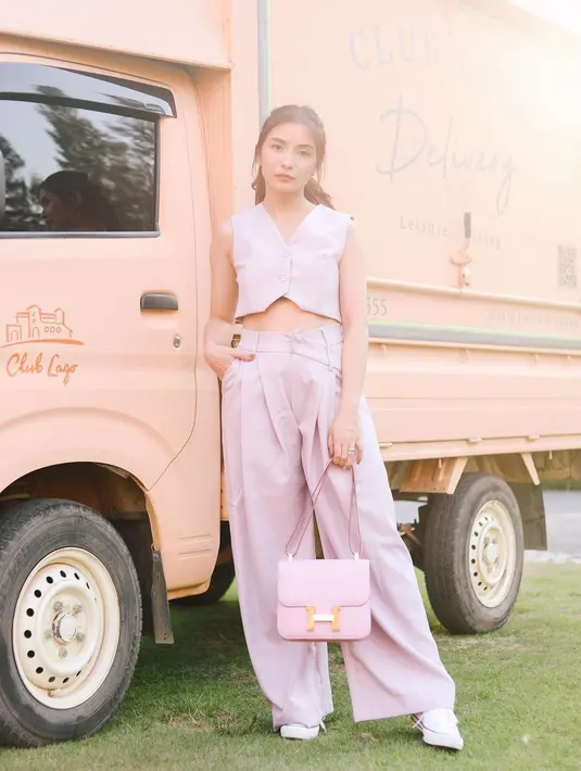 Berkunjung ke Toscana Valley, Chelsea Olivia tampil serba pink memadukan vest dan loose pants. [Foto: IG/chelseaoliviaa].