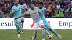Striker Barcelona, Luis Suarez, berebut bola dengan bek Manchester United, Daley Blind, pada laga ICC di Stadion FedEx Field, Maryland, Rabu (26/7/2017). Barcelona menang 1-0 atas Manchester United. (EPA/Shawn Thew)