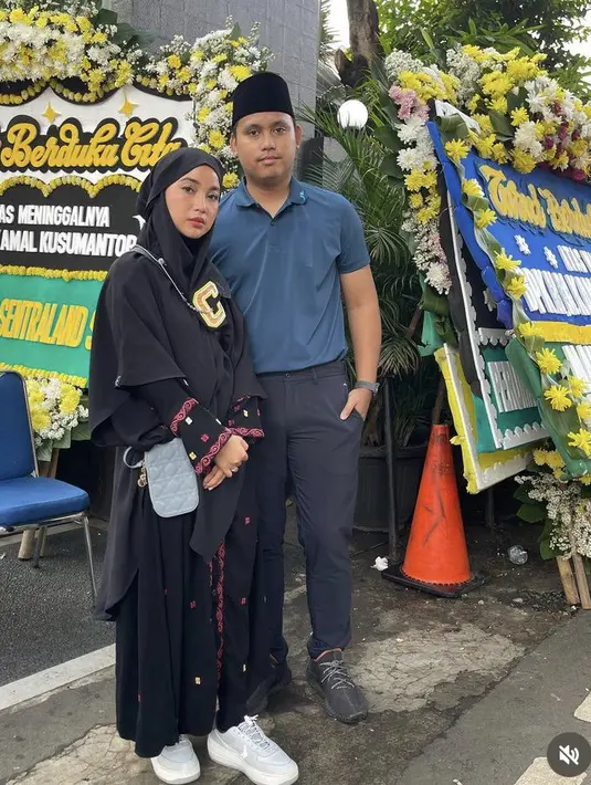 <p>Kerumah duka, Chacha tampil serba hitam dari kerudung hingga dressnya.&nbsp;&nbsp;(@chafrederica)</p>