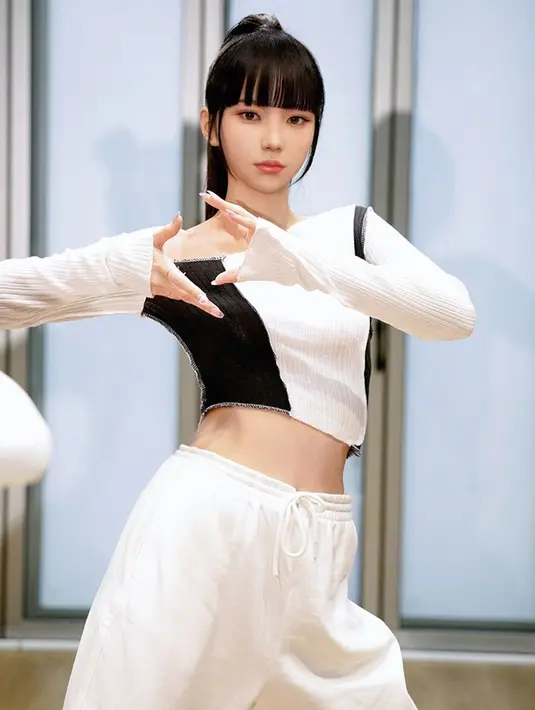 Dalam akun Instagram resmi, terlihat pula unggahan foto saat keempat anggota MAVE tengah menjalani masa latihan. Tak sedikit pula netizen yang kagum dengan girlgroup virtual satu ini karena kemiripannya dengan manusia asli. (Liputan6.com/IG/@mave_official_)