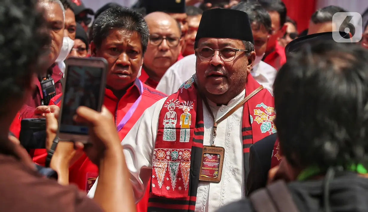 Bakal calon wakil gubernur DKI Jakarta, Rano Karno disambut pendukunyanya saat tiba di kantor KPU DKI Jakarta. (Liputan6.com/Angga Yuniar)