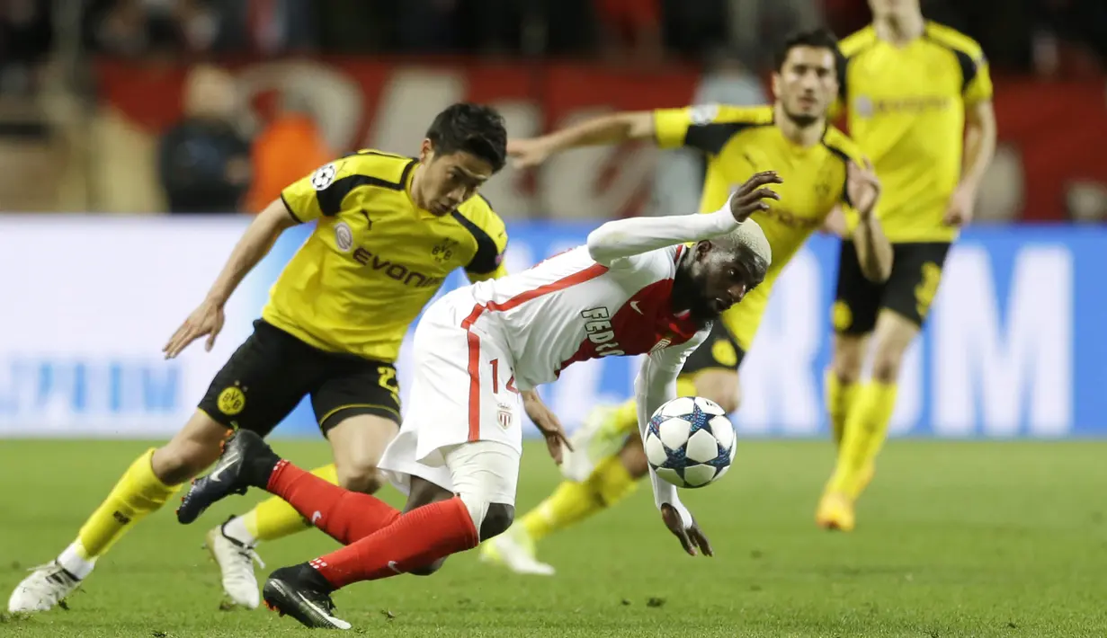 Gelandang AS Monaco, Tiemoue Bakayoko, berebut bola dengan gelandang Borussia Dortmund, Shinji Kagawa. Pada laga tersebut AS Monaco memakai skema 4-4-2 sementara Borussia Dortmund dengan formasi 3-4-2-1. (AP Photo/Claude Paris)