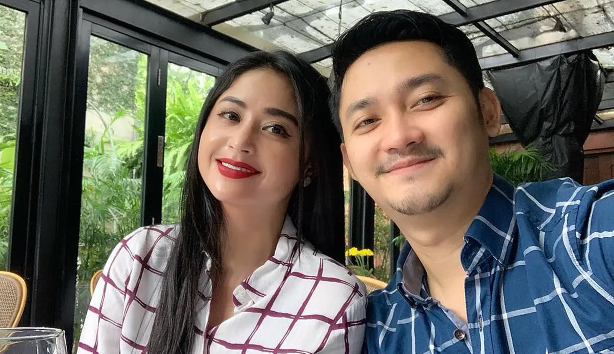Selalu tampil mesra, Dewi Perssik dan Angga Wijaya berhasil membuat para netizen iri. Keduanya juga kerap memakai baju couple, kali ini pasangan tersebut memakai busana dengan motif yang sama. (Liputan6.com/IG/@anggawijaya88)