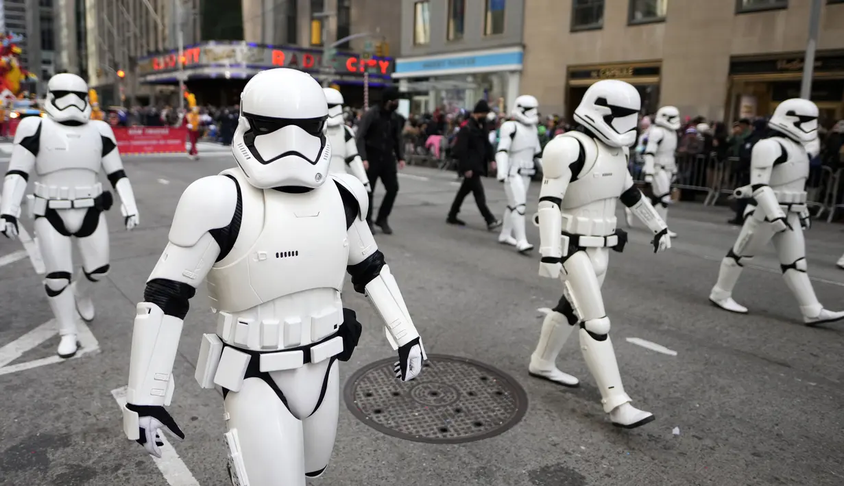 Stormtroopers Star Wars berbaris pada Macy's Thanksgiving Day Parade di New York, Amerika Serikat, 25 November 2021. Macy's Thanksgiving Day Parade kembali sepenuhnya setelah dirundung pandemi COVID-19 tahun lalu. (Photo by Charles Sykes/Invision/AP)