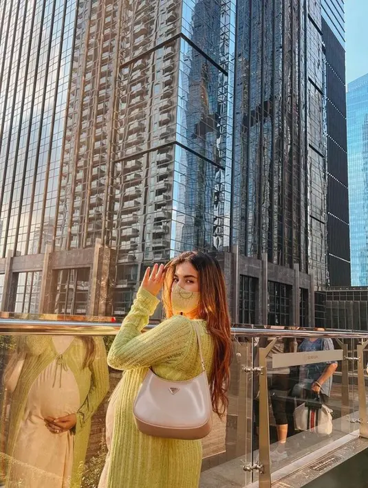 Hangout bareng teman-teman, Tasya Farasya tampil chic mengenakan dress berwarna krem yang dipadukan dengan knit dress plus shoulder bag warna senada dengan dress-nya. (Instagram/tasyafarasya).