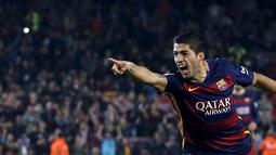 Selebrasi Luis Suarez setelah mencetak gol kedua ke gawang Eibar dalam laga La Liga Spanyol di Stadion Camp Nou, Barcelona, Senin (26/10/2015) dini hari WIB. (Reuters/Albert Gea)
