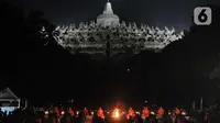 Biksu saat memimpin doa sebelum pelepasan lampion sebagai tanda puncak perayaan Tri Suci Waisak 2566 BE/2022 di Candi Borobudur, Magelang, Jawa Tegah, Senin (16/05/2022) malam. Sebanyak 2022 lampion diterbangkan oleh biksu, umat Buddha serta wisatawan sebagai simbol harapan dan perdamaian untuk dunia. (merdeka.com/Iqbal S.Nugroho)