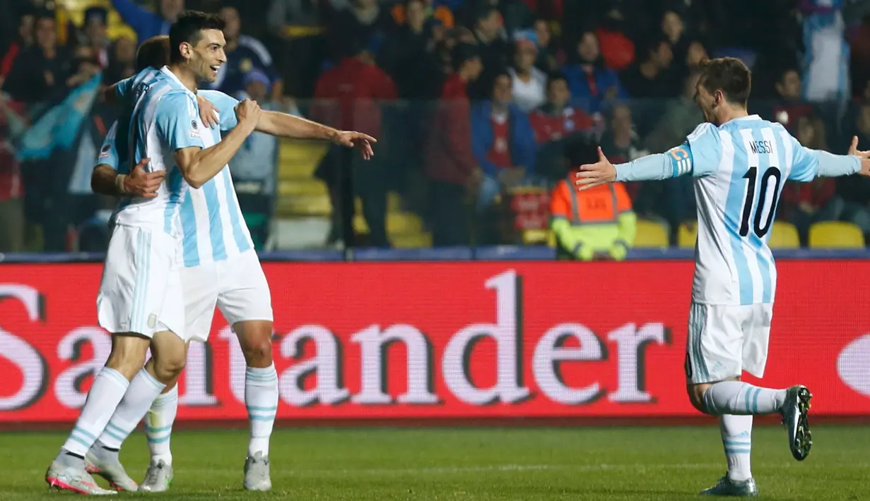 Gelandang Argentina, Javier Pastore (kiri) melakukan selebrasi usai mencetak gol ke gawang Paraguay pada semifinal Copa Amerika 2015 di Concepcion, Chili, (1/7/2015). Argentina melangkah ke final usai mengalahkan Paraguay 6-1. (Reuters/Mariana Bazo)