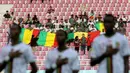 <p>Suporter Timnas Mali U-17 menyanyikan lagu kebangsaan sebelum melawan Uzbekistan U-17 dalam pertandingan babak penyisihan Grup B Piala Dunia U-17 2023 di Stadion Manahan, Solo, Jumat (10/11/2023). (Bola.com/Arief Bagus)</p>