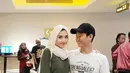 Ibu dari tiga anak ini terlihat sangat cantik dan modis. Novita Hardini saat pergi menonton bersama suami seperti anak muda yang sedang pacaran. (Liputan6.com/IG/@novitamochamad)
