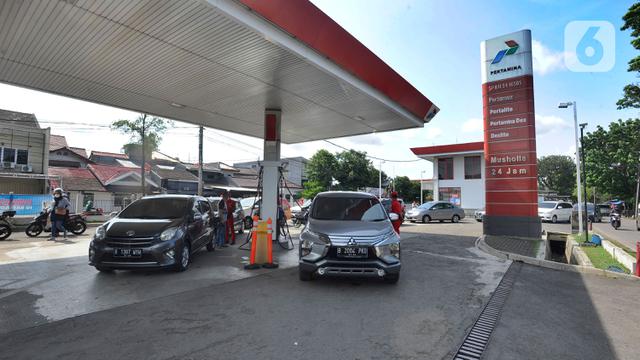 Antrean Kendaraan Jelang Pemberlakuan Kenaikan BBM di SPBU Cinere