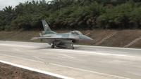 pesawat F-16 mendarat di jalan tol Lampung. (Liputan6.com/Ardi Munthe)