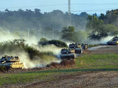Tank-tank Israel bergerak dekat perbatasan dengan Jalur Gaza, Rabu (11/10/2023). Israel mengerahkan tank-tanknya ke perbatasan Jalur Gaza di tengah konflik yang terus meningkat dengan Palestina. (AP Photo/Erik Marmor)