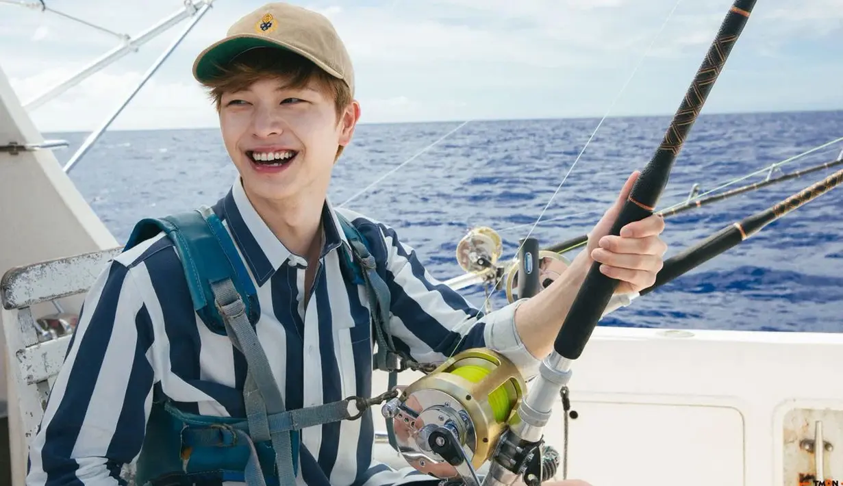 Sama seperti Jaehyo Block B, Sungjae BTOB juga gemar memancing. Ia tampak begitu ceria saat memancing di laut. (Foto: koreaboo.com)