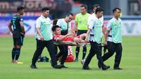 Pemain Persija Jakarta, Witan Sulaeman diangkat keluar lapangan setelah mengalami cedera saat melawan Arema FC dalam laga pekan ke-23 BRI Liga 1 2022/2023 di Stadion Patriot Candrabhaga, Bekasi, Minggu (12/2/2023) sore WIB. Persija menang dengan skor 2-0. (Bola.com/M Iqbal Ichsan)