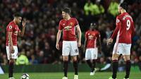 Reaksi para pemain Manchester United saat kebobolan dari Everton pada laga Premier League di Old Trafford, Manchester, Selasa (4/4/2017). (AFP/Oli Scarff)