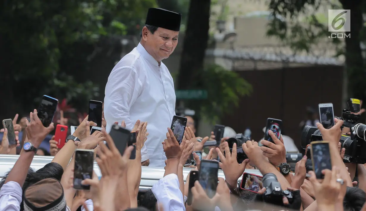 Capres nomor urut 02 Prabowo Subianto tiba di rumah kemenangan kediamannya di Jalan Kertanegara, Kebayoran Baru, Jakarta, Jumat (19/4). Kedatangan Prabowo disambut ribuan pendukungnya yang telah menunggu di Kartanegara dari pagi. (Liputan6.com/Faizal Fanani)
