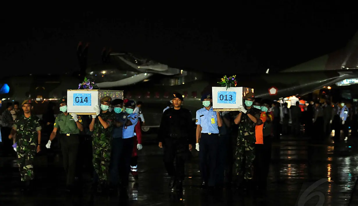 Tim SAR gabungan menerima 10 jenazah korban pesawat AirAsia QZ8501 di Pangkalan Udara TNI Angkatan Laut Juanda, Surabaya, Jumat malam (2/1). (Liputan6.com/Johan Tallo)
