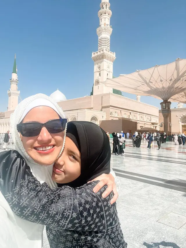 Nia Ramadhani umrah bareng keluarga (Instagram/ramadhaniabakrie)