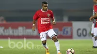 Pemain Bali United, Yabes Roni saat melawan Persija Jakarta pada laga Liga 1 2017 di Stadion Patriot, Bekasi, Minggu (21/5/2017). (Bola.com/Nicklas Hanoatubun)