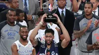 Center New Orleans Pelicans, Anthony Davis, saat meraih penghargaan MVP NBA All-Star 2017. (Twitter NBA). 