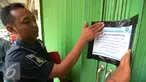 Tim Ditreskrimsus Polda Metro Jaya menyegel ruko di Graha Bintaro, Tangerang Selatan, Kamis (18/2). Penyegelan dua ruko merupakan hasil pengembangan penangkapan 7 orang tersangka dengan modus kejahatan penipuan online. (Liputan6.com/Faisal R Syam)