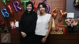 Maia Estianty (kanan) dan Mey Chan usai jumpa pers soal Duo Maia di kediaman Maia Estianty di kawasan Pejaten, Jakarta, Jumat (27/01). Maia dan Mey Chan sepakat untuk berhenti berkarya di bawah nama Duo Maia. (Liputan6.com/Herman Zakharia)