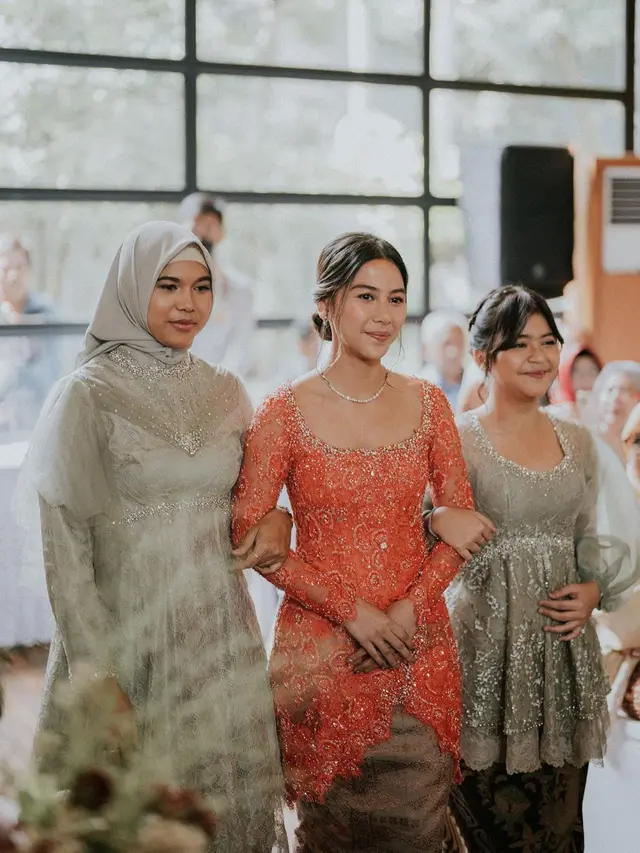 Adinda Thomas Anggun Berbaju Kurung Oranye Saat Dilamar Raka Akmal: Hello, My Fiance