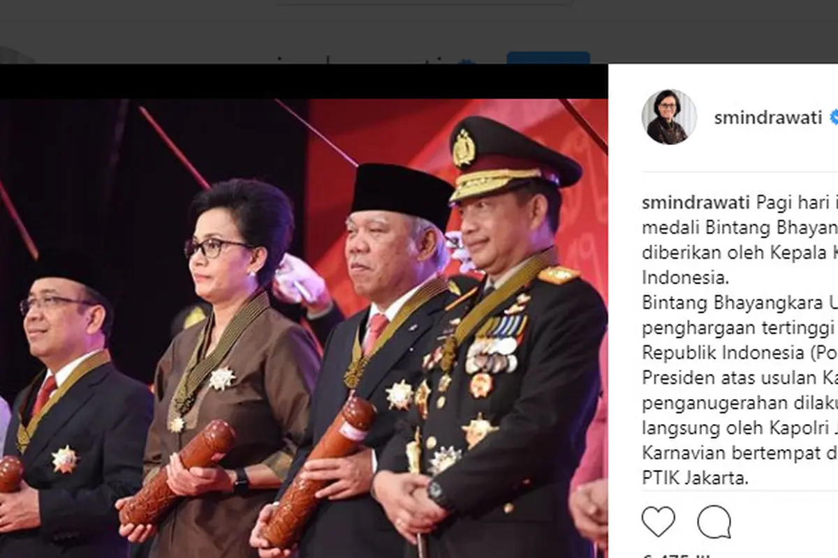 Sri Mulyani menerima penghargaan tertinggi dari Polri.