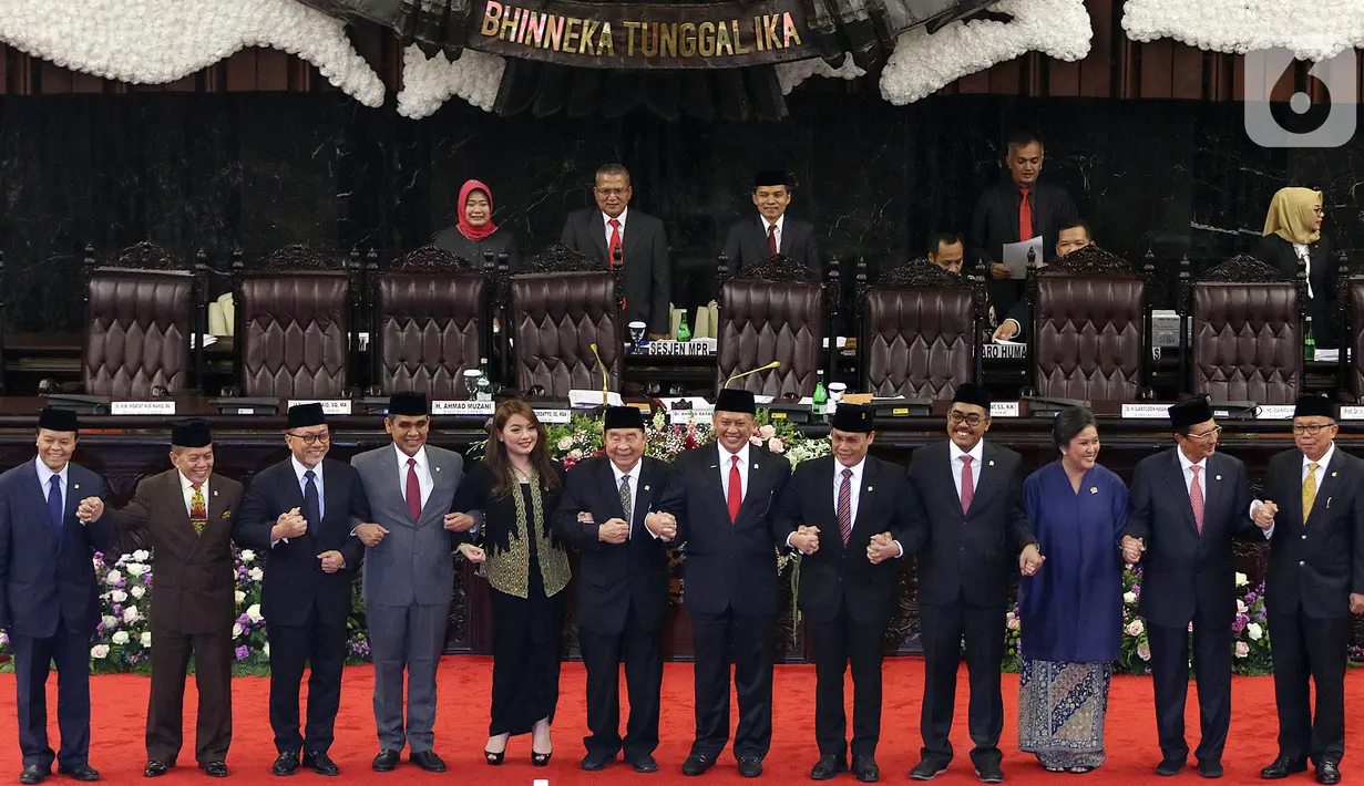 Ketua MPR RI periode 2019-2024 Bambang Soesatyo (keenam kanan) para Wakil Ketua MPR foto bersama usai Rapat Paripurna MOR di kompleks parlemen, Jakarta, Kamis (3/10/2019). Bambang Soesatyo memimpin MPR, setelah Fraksi Gerindra menyatakan sepakat mendukung mantan Ketua DPR. (Liputan6.com/Johan Tallo)