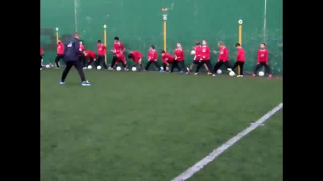 Video sebuah akademi sepakbola yang berada di kota Barcelona menunjukan kemampuan anak didik mereka dalam mengolah si kulit bundar.